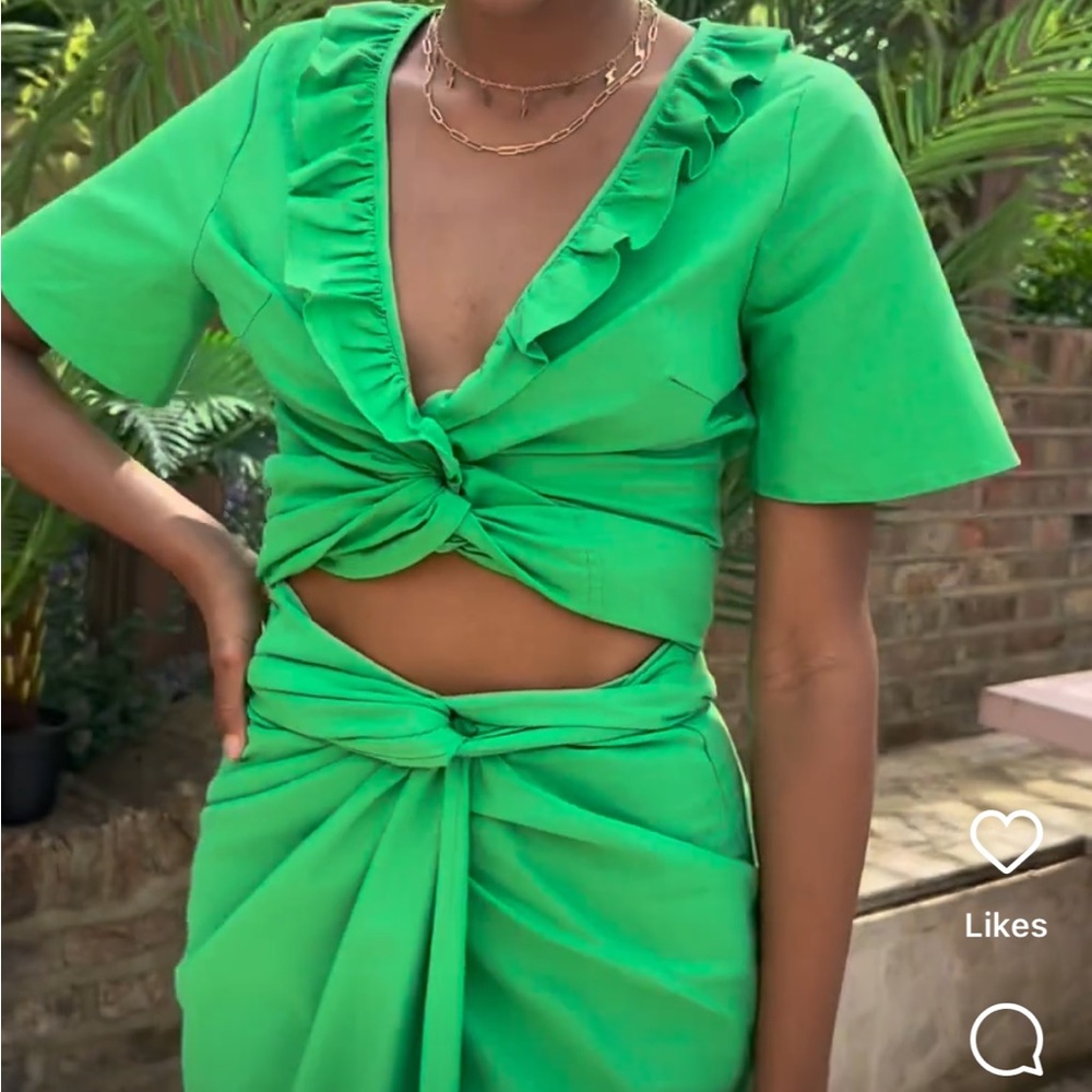 Never Fully Dressed Green Ruffle Tie-Front Crop Top and Skirt Set (small/medium)